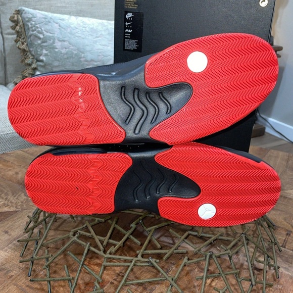 BNWT Jordan Max Arua 2 Black/Red